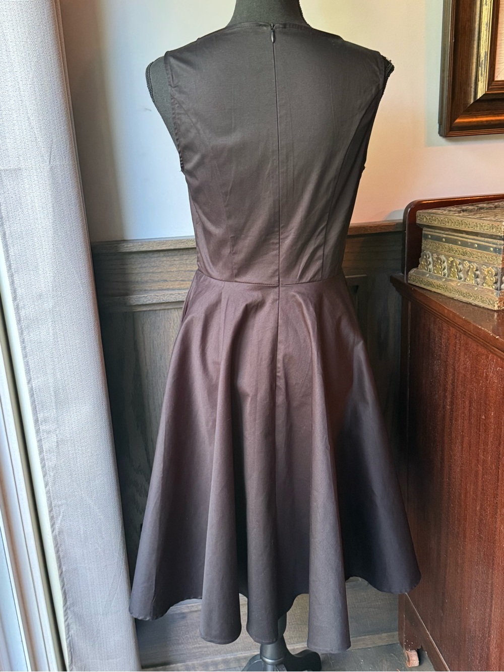 Anni Coco Sleeveless Midi Fit-and-Flare Dress in Black - Picture 4 of 7